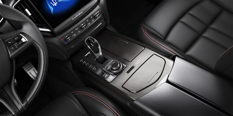 Детали интерьера Maserati Ghibli Nerissimo 2017 года  (NA) (фото 3 из 6)